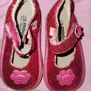 Glittery pink toddler non slip training shoes in size 7/23
